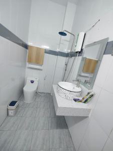 芹苴Nhà nghỉ Bonne Vie' Homestay的白色的浴室设有水槽和卫生间。