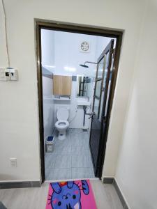 芹苴Nhà nghỉ Bonne Vie' Homestay的浴室设有卫生间,地板上铺有地毯。