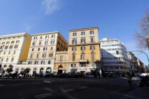 罗马La Flavia Design City Suites Rome的城市街道上的一群建筑