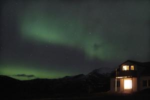 霍芬Sauðanes Guesthouse的天空中绿色极光之家公寓