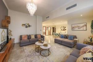 迪拜Veluxa - Spectacular 4 Bedroom Beach Home的客厅配有两张沙发和一张桌子