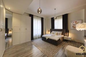 迪拜Veluxa - Spectacular 4 Bedroom Beach Home的一间卧室设有一张床和一个大窗户