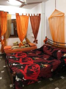 库塞尔Villa Carimo的一间卧室配有一张红色床单和玫瑰床。