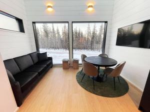 锡尔卡Arctic Iglu Levi的客厅配有黑色沙发和桌子