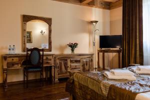 卡托维兹玛丽森多尔酒店的一间卧室配有两张床、一张桌子和一面镜子