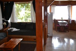 拉安戈斯图拉镇阿科尔曼山林小屋的客厅配有沙发和桌子