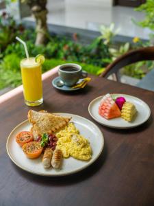 乌布Divara Ubud的桌上的两盘早餐食品和饮料