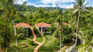 安达Island View Beachfront Resort的棕榈树度假村的空中景致