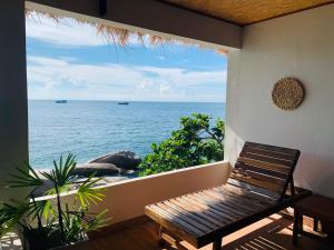 涛岛涛岛遗产度假村的一张长凳,坐在阳台上,眺望着大海