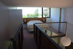 本塔纳山村Hoyo 6 Rincón del Golf的带一张床和窗户的卧室