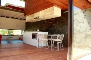 本塔纳山村Hoyo 6 Rincón del Golf的一间厨房,里面配有桌椅