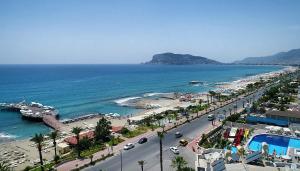阿拉尼亚Uk Blue Coast Hotel的享有海滩和大海的景色