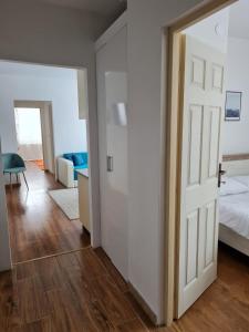 卡夫尼克DDDD Apartament的卧室设有白色门和一张床