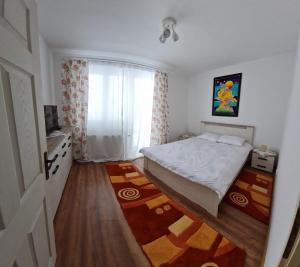 卡夫尼克DDDD Apartament的一间小卧室,配有床和窗户