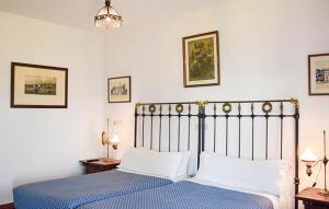 科伦加Hotel Los Caspios的一间卧室配有蓝色的床和白色枕头