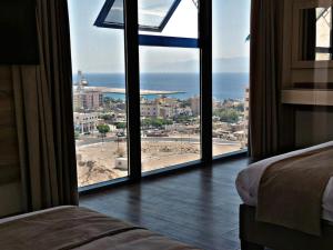 亚喀巴ALENA HOTEL的卧室设有海景窗户。