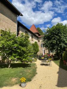 Lens-Lestang索恩城堡住宿加早餐旅馆的花园配有桌椅和树木