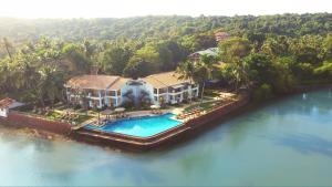 巴加Acron Waterfront Resort的水面上房子的空中景观