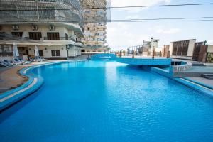 亚历山大AIFU Hotel El Montazah Alexandria的靠近一些建筑的大片蓝色海水