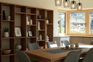 里菲亚诺Villa Vitis的一间带木桌和椅子的用餐室