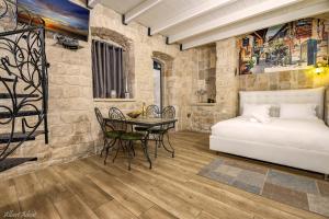 萨法德Heart Mansion Rashbi compound的卧室配有一张床和一张桌子及椅子