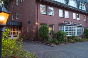 汉堡Hotel Rosengarten的拥有酒店的红砖建筑