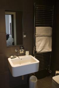 莱瑟姆-圣安妮莱瑟姆住宿加早餐旅馆的浴室设有白色水槽和镜子