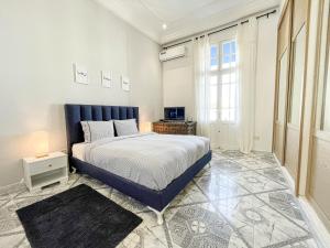 拉马萨COSY Apartment in La Marsa Corniche - Beach的一间卧室配有一张特大号床和一个窗户。