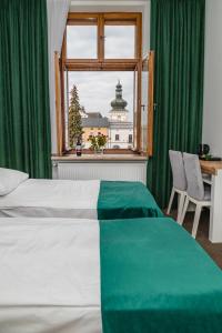 克罗斯诺The Old Townhouse的一间卧室设有床铺和一个带绿色窗帘的窗户。