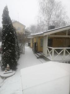 赫尔辛基Mummon saunamökki的房屋前有滑雪板的房子