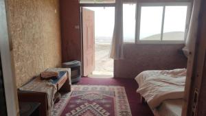 阿拉德Zman Midbar Eco Spirit Lodge for Peace的一间设有床和窗户的房间,以及一张四柱床