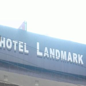 贾姆穆Hotel Landmark Lodge, Jammu的火车边酒店土地市场的标志