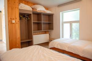 佐内贝克Poezelhoekvallei Loft的一间卧室设有两张床和窗户。