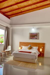 马富施Island Ambience的一间卧室设有一张大床和木制天花板