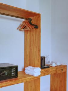 马富施Island Ambience的客房设有带微波炉和毛巾的柜台。
