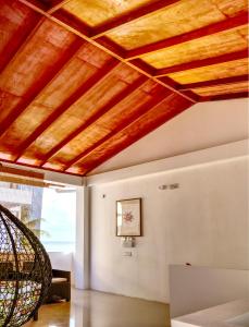 马富施Island Ambience的客房拥有木横梁天花板。