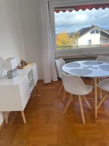 弗罗伊登施塔特East View的一间带桌椅和窗户的用餐室