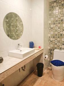 农布M CASA HOTEL PATTAYA的一间带水槽、卫生间和镜子的浴室