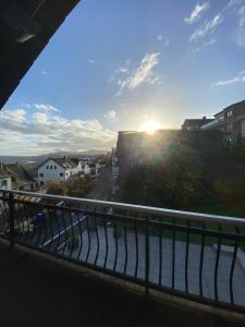科布伦茨Ferienwohnung mit Aussicht的阳台享有日落美景。