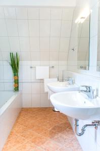 沃尔特湖畔佩莎赫Ferienhaus Kleine Gartenvilla的浴室设有2个水槽和镜子