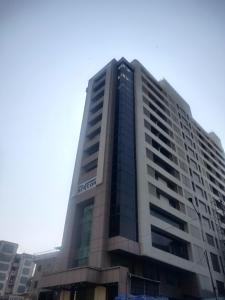 孟买Adiva Residency Beacon, Grant Road, Mumbai的一座高大的建筑,上面有标志