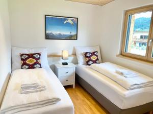 PflachFerienwohnung Das LechSide的小型客房 - 带2张床和窗户
