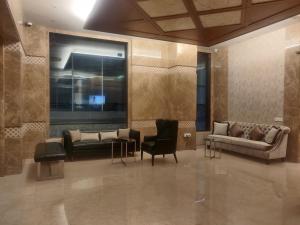 孟买Adiva Residency Beacon, Grant Road, Mumbai的大楼内一个带沙发和椅子的大堂