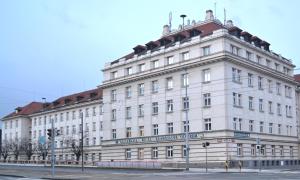 布拉格马萨里克大学酒店的白色的建筑,旁边标有标志