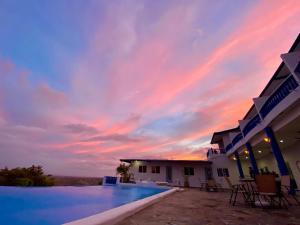 普拉亚科罗纳多Hotel Eclipse, Playa Coronado的日落时分在度假村的游泳池上
