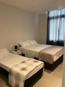 里约热内卢Apartamento reformado, tudo novo, Copa-Ipanema的酒店客房设有两张床和窗户。