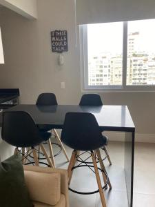 里约热内卢Apartamento reformado, tudo novo, Copa-Ipanema的一张桌子和四把椅子