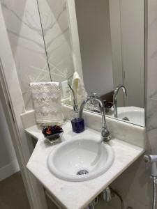 里约热内卢Apartamento reformado, tudo novo, Copa-Ipanema的浴室的柜台设有水槽和镜子