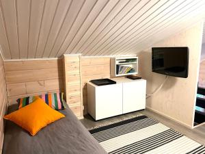 库萨莫Vuosselin Kuura (2 mh + tilava parvi)的小房间设有床铺和电视
