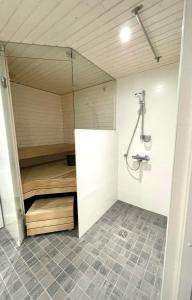 库萨莫Vuosselin Kuura (2 mh + tilava parvi)的带淋浴和盥洗盆的浴室